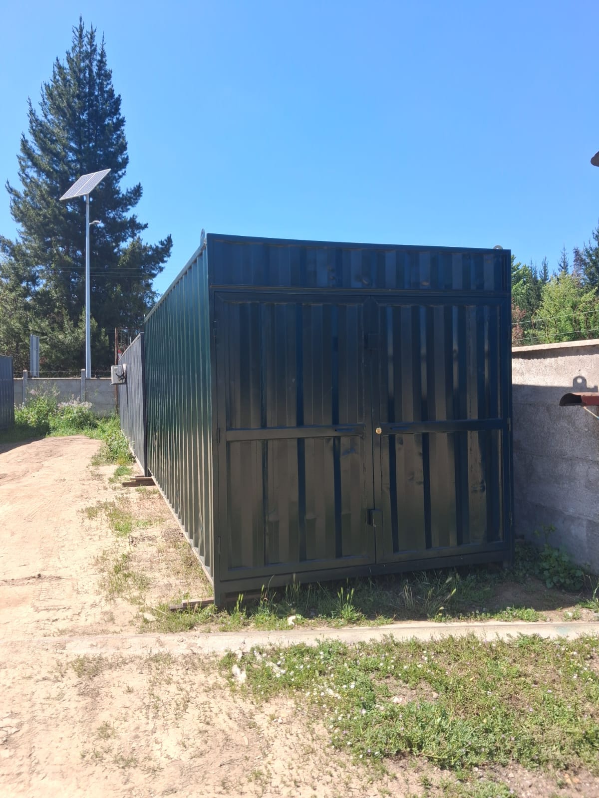 Contenedor bodega con puerta de seguridad, vista exterior